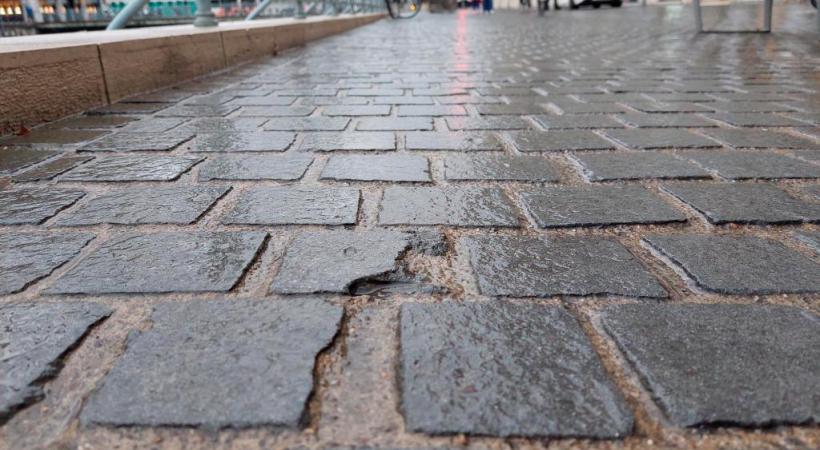 De nombreux pavés du quai des Bergues devront être changés.  En cause: une usure rapide. TR