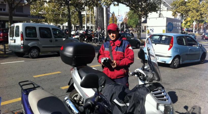 Les deux-roues motorisés garés sur les trottoirs sont désormais systématiquement amendés. DR