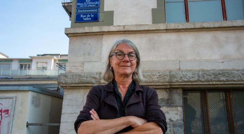 L’historienne Isabelle Brunier, dans la rue rebaptisée Mina-Audemars,  dénonce une forme de révisionnisme. STéPHANE CHOLLET