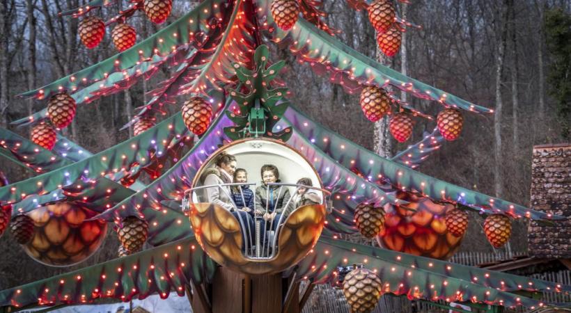 Dans le Grand Parc de Noël, depuis l’arbre aux écureuils la vue sur tout le site est encore plus magique à la tombée de la nuit. MILLO MORAVSKI 