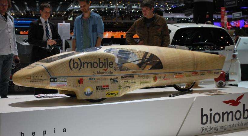 Miss Suisse romande, Souheila, figure parmi les pilotes bénévoles de ce véhicule destiné  à des compétitions de consommation. DR 