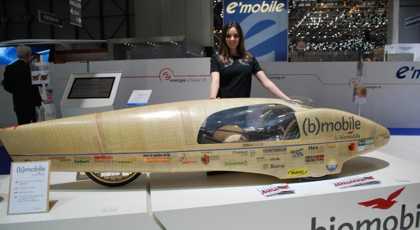 Miss Suisse romande, Souheila, figure parmi les pilotes bénévoles de ce véhicule destiné  à des compétitions de consommation. DR 