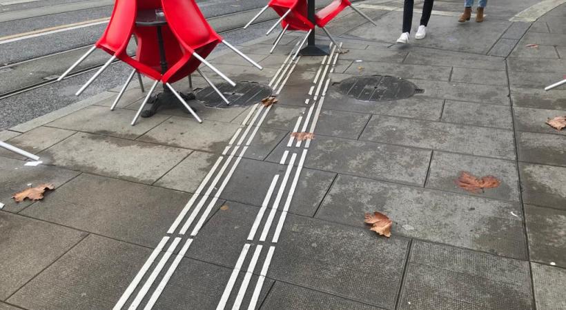A Plainpalais, une terrasse empêche les malvoyants de cheminer sur les lignes blanches. TR