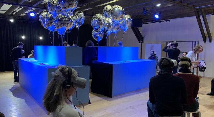 Coiffés d’un casque,  les visiteurs embarquent pour un voyage au cœur des œuvres d’artistes célèbres. DR 