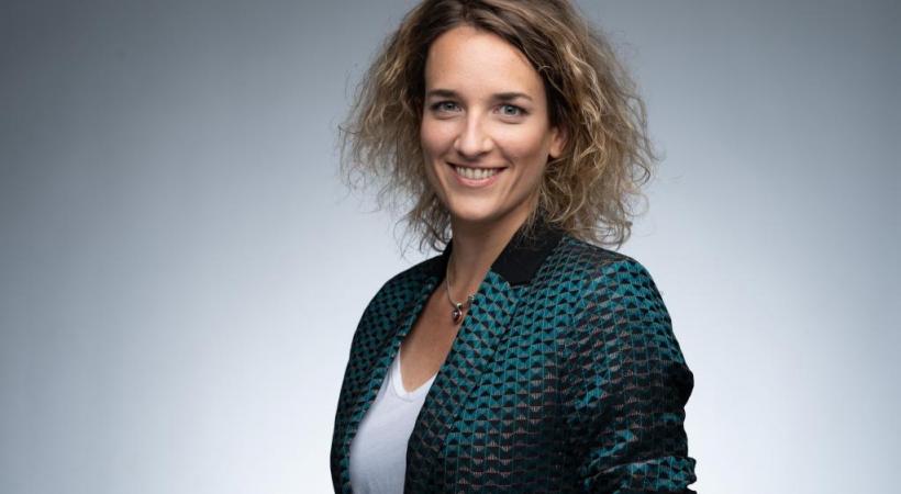 Au Club social rive gauche, le distributeur de protections hygiéniques remporte un franc succès. En médaillon: Héloïse Roman, responsable du projet. TR/DR 