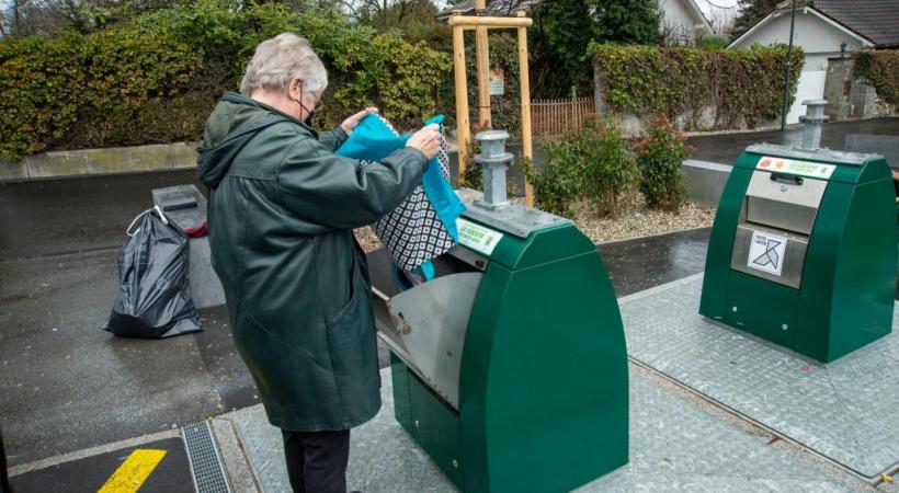 A l’«éco-point», place Bordier, les riverains viennent déposer eux-mêmes leurs ordures. Nombre d’entre eux se plaignent de ce changement.