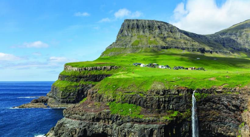 Gasadalur est entouré des plus hauts sommets des Féroé. 123RF