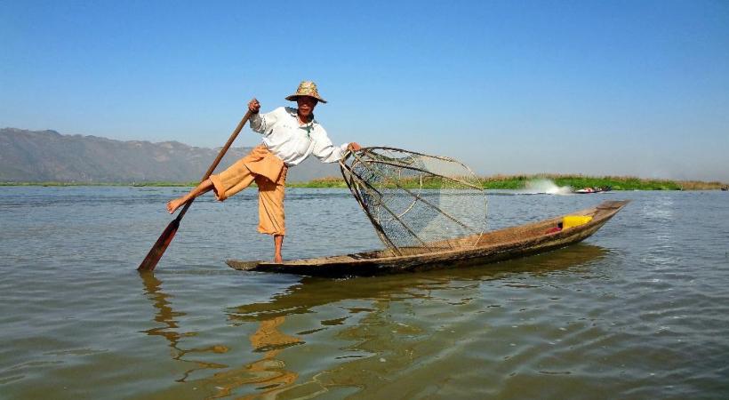 Bagan: un site unique, étendu sur près de 50 km². SHUTTERSTOCK/DR Pharaonique construction inachevée à Mingun. B. PICHON Pêcheur sur le lac Inle. B.PICHON 