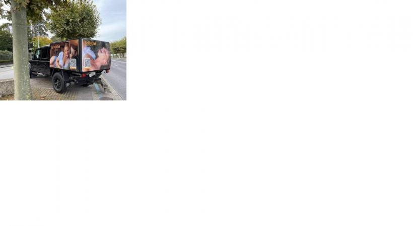 Des autocollants sont apposés sur un gros 4x4 qui sillonne les Eaux-Vives. DR