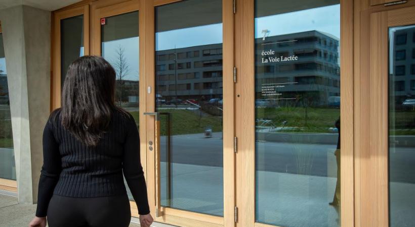 Maria, maman de jumeaux, aimerait changer ses enfants d’école, mais pour les mettre où? 