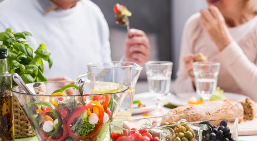 Adopter une alimentation saine et équilibrée est fondamental à tout âge. 