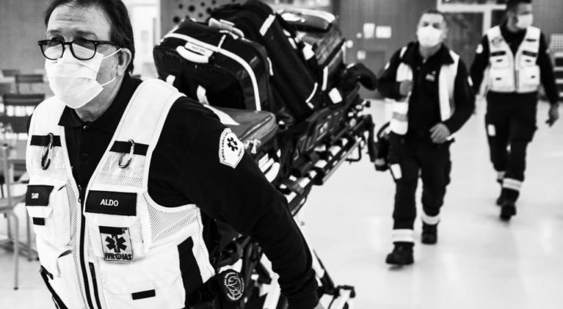 L’exposition présente quelque 70 clichés qui immortalisent le travail des ambulanciers. DAVID PAREL