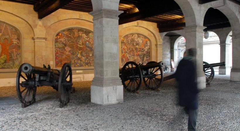 Derrière les canons de la Vieille-Ville, trois fresques représentent des périodes-clés de l’Histoire de Genève. DR