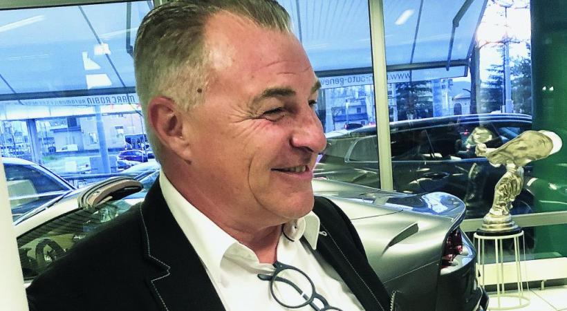 Peindre une Mercedes-Benz, pour Martin Engler, entre dans ses projets protéiformes, liés à Cuba, à l’automobile et à… la vie.