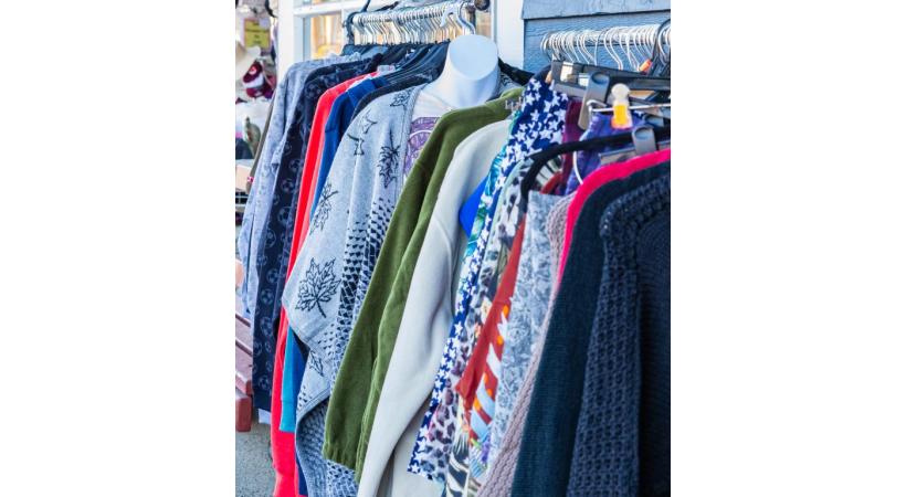 Permettre aux commerçants d’exposer leurs invendus devant leur boutique deux fois par an:  la proposition d’Alia Chaker Mangeat (en médaillon) séduit. 123RF/DR