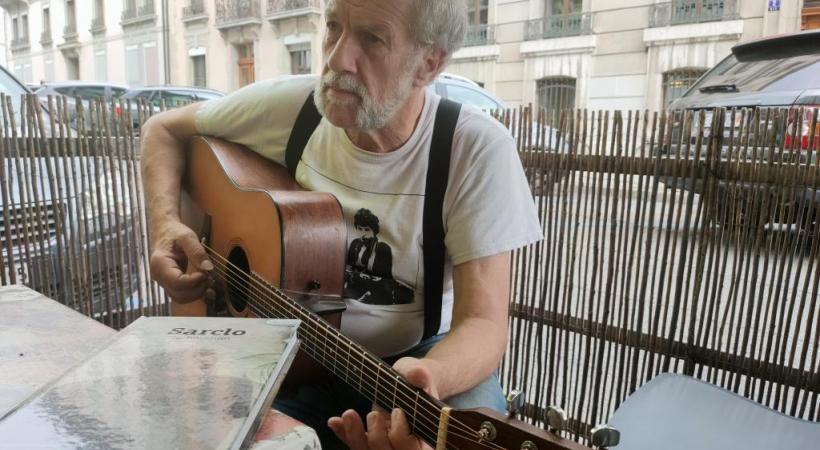 A 70 ans, Sarclot ne songe pas une seconde à renoncer à titiller les cordes de sa guitare. MP
