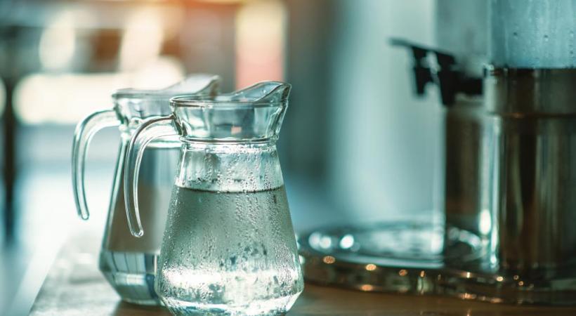Certains restaurateurs n’hésitent pas à facturer la carafe d’eau aux clients. 123 RF.