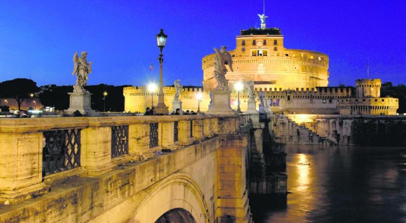 Un patrimoine culturel inégalable. SWISS/DR Le Tibre, une part de l’âme romaine. FLORENT SOLAISE Une vie nocturne intense. SWISS/DR Le château et le pont de Saint-Ange. DR 