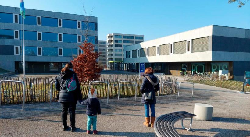 Deux mamans du collectif de La Chapelle devant l’école du Sapay. TR 