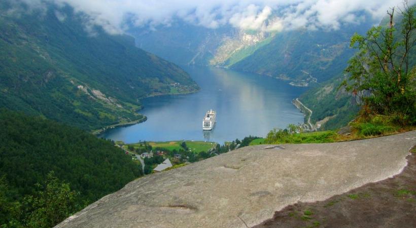 Fouler le sol du Grand Nord constitue une expérience inoubliable. Toutes les constructions sont bâties sur pilotis.. Approche d’un spectaculaire glacier en régression. 