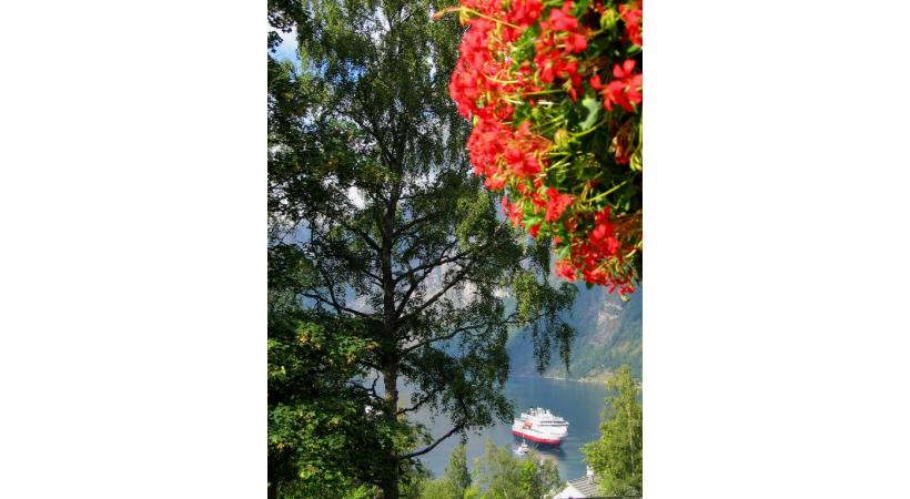 Fouler le sol du Grand Nord constitue une expérience inoubliable. Toutes les constructions sont bâties sur pilotis.. Approche d’un spectaculaire glacier en régression. 