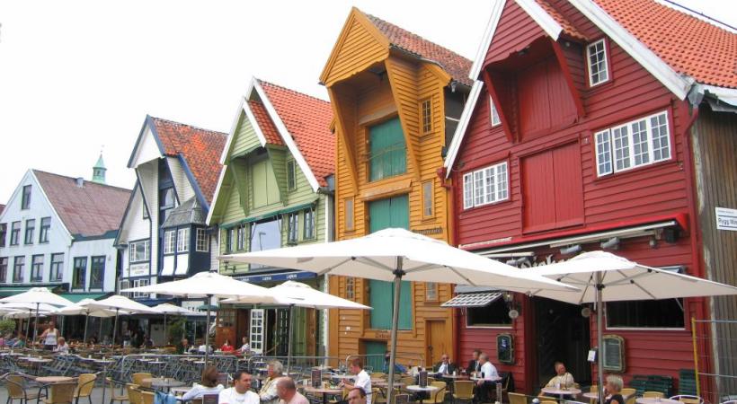 Fouler le sol du Grand Nord constitue une expérience inoubliable. Toutes les constructions sont bâties sur pilotis.. Approche d’un spectaculaire glacier en régression. 