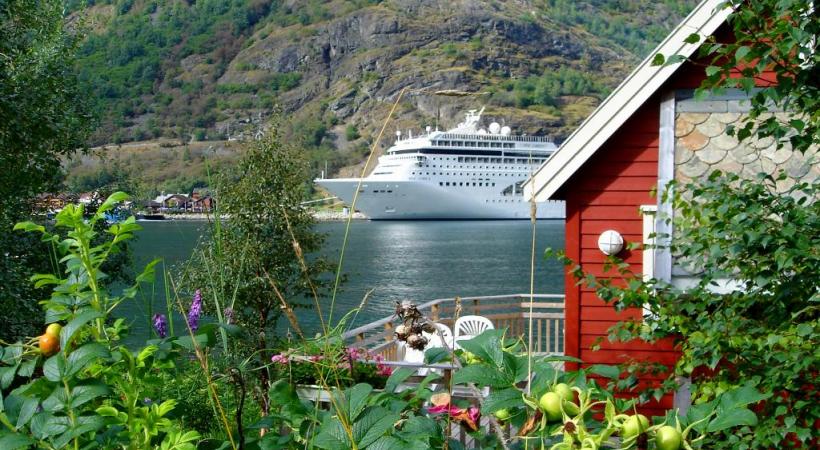 Fouler le sol du Grand Nord constitue une expérience inoubliable. Toutes les constructions sont bâties sur pilotis.. Approche d’un spectaculaire glacier en régression. 