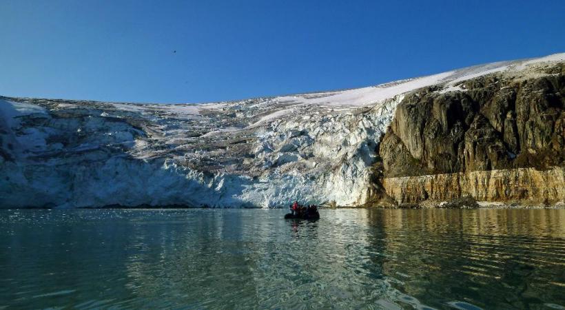 Fouler le sol du Grand Nord constitue une expérience inoubliable. Toutes les constructions sont bâties sur pilotis.. Approche d’un spectaculaire glacier en régression. 