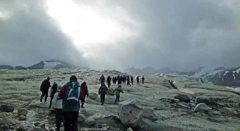 Fouler le sol du Grand Nord constitue une expérience inoubliable. Toutes les constructions sont bâties sur pilotis.. Approche d’un spectaculaire glacier en régression. 