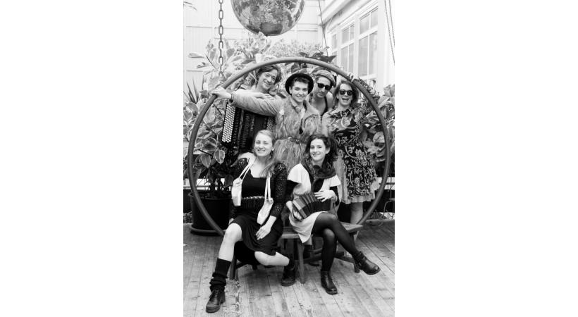 La compagnie de l’Ourag’enchant’é conjugue les arts vivants. 