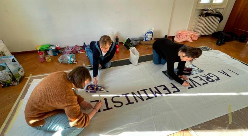 A Thônex, le samedi, c’est atelier banderoles. DR