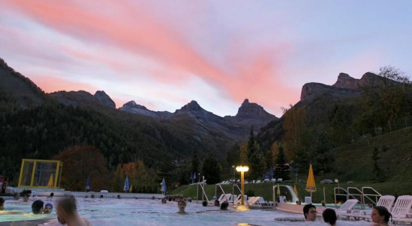 Relaxation dans les bassins extérieurs pour profiter du panorama. Le Moulin, un sauna finlandais aux lignes épurées. Le Panoramic Alpine SPA. La terrasse du restaurant offre une splendide vue panoramique sur les montagnes. 