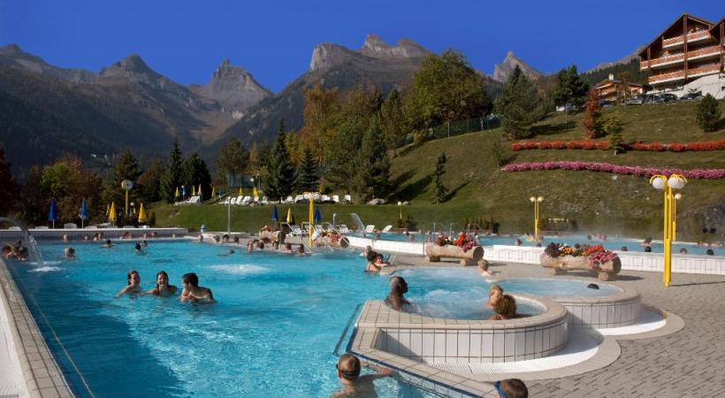 Relaxation dans les bassins extérieurs pour profiter du panorama. Le Moulin, un sauna finlandais aux lignes épurées. Le Panoramic Alpine SPA. La terrasse du restaurant offre une splendide vue panoramique sur les montagnes. 