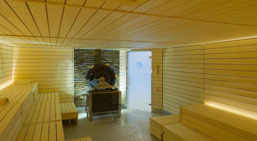 Relaxation dans les bassins extérieurs pour profiter du panorama. Le Moulin, un sauna finlandais aux lignes épurées. Le Panoramic Alpine SPA. La terrasse du restaurant offre une splendide vue panoramique sur les montagnes. 