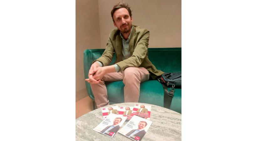 Le socialiste Manuel Zwyssig recycle ses anciennes cartes postales des municipales. 