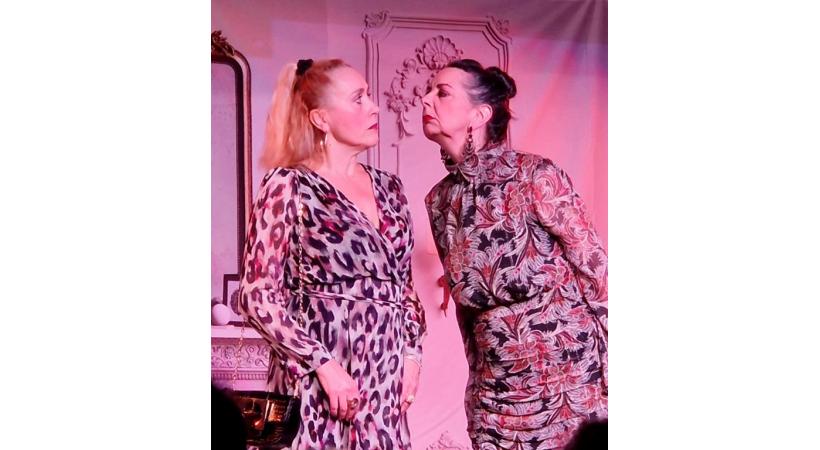 Karine Kadi et Isabelle Péan incarnent deux belles-mères particulièrement investies dans la vie amoureuse de leurs enfants. DR