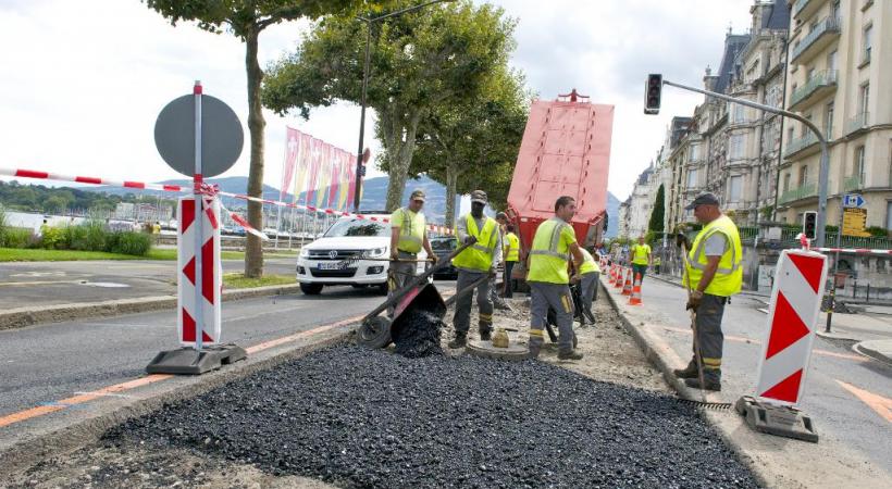 La pose de revêtement phonoabsorbant sur les routes lutte contre le bruit. DRK 