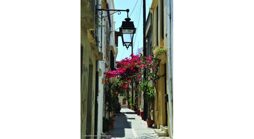 La splendide baie de Balos, l’un des plus beaux lagons de Crète. GNTO/Y. SKOULAS Le centre historique de Corfou abrite un labyrinthe de ruelles étroites. GNTO/M. MITZITHROPOULOS Ruelle fleurie à Rethymnon. GNTO/Y. SKOULAS La forteresse vénitienne de Koules garde l’entrée du port d’Héraklion. GNTO/Y 