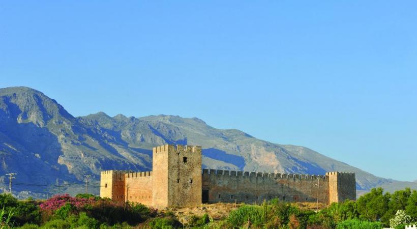 La splendide baie de Balos, l’un des plus beaux lagons de Crète. GNTO/Y. SKOULAS Le centre historique de Corfou abrite un labyrinthe de ruelles étroites. GNTO/M. MITZITHROPOULOS Ruelle fleurie à Rethymnon. GNTO/Y. SKOULAS La forteresse vénitienne de Koules garde l’entrée du port d’Héraklion. GNTO/Y 