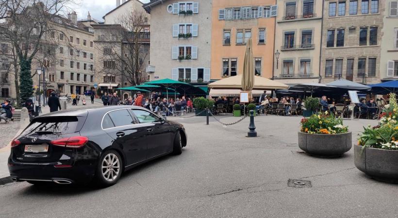 La place du Bourg de Four  n’est pas épargnée par le trafic. MP