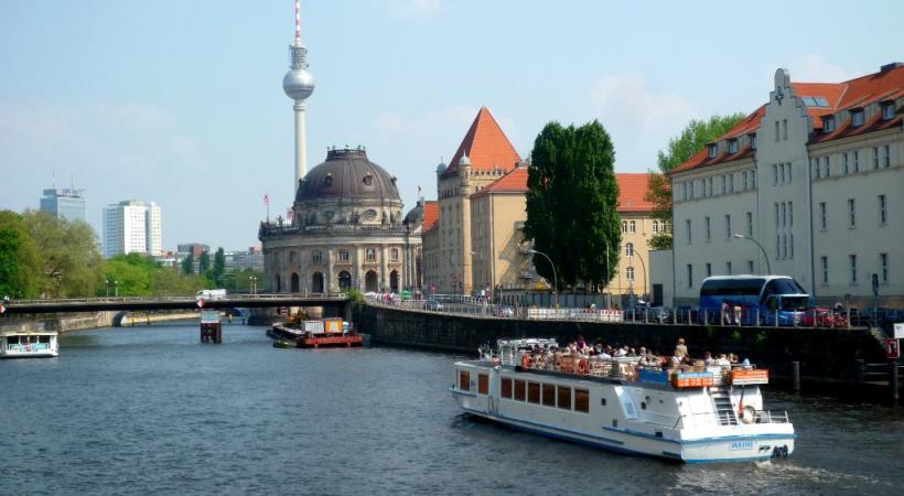 Il est possible de rallier l’île aux musées par bateau. Potsdamer Platz, vitrine du Berlin futuriste. Un ascenseur est intégré dans cet aquarium géant. Alexander Platz a bien changé depuis l’ex-RDA. Le saisissant mémorial de l’Holocauste. 