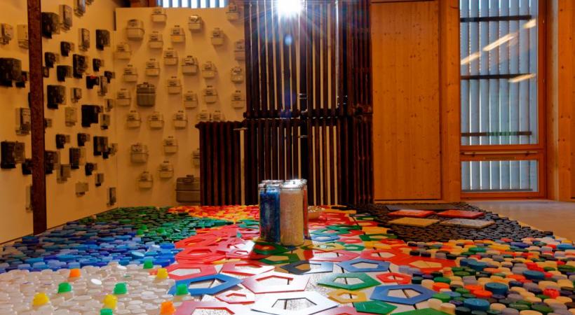 A travers des objets de la vie courante, le visiteur est sensibilisé  à l’importance du recyclage. DR