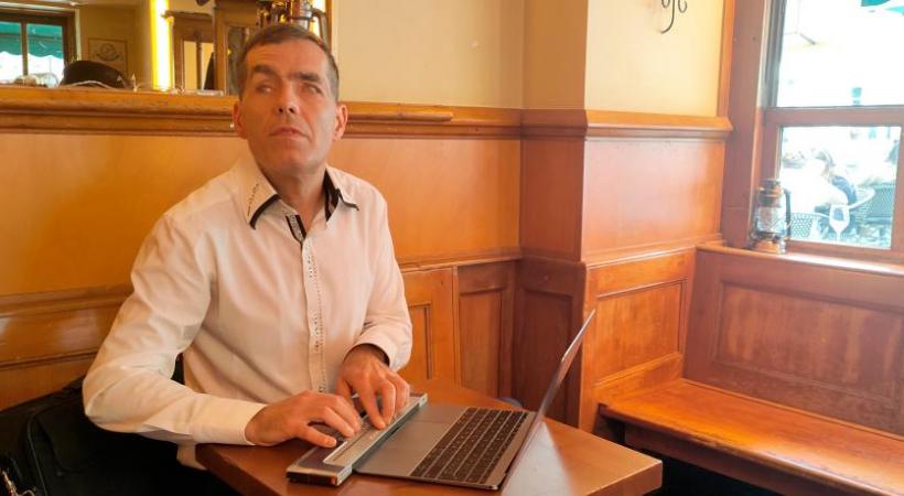 Francisco Taboada peut lire les textes grâce à une plage en braille. MP