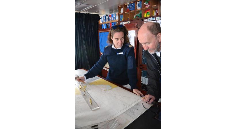 Le Royal Clipper offre au vent plus de 5000 mètres carrés de voilure pour le plus grand plaisir des passagers. Le pont vu du mât. Des marins équilibristes. Lever de soleil près de Minorque. 