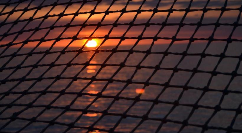 Le Royal Clipper offre au vent plus de 5000 mètres carrés de voilure pour le plus grand plaisir des passagers. Le pont vu du mât. Des marins équilibristes. Lever de soleil près de Minorque. 