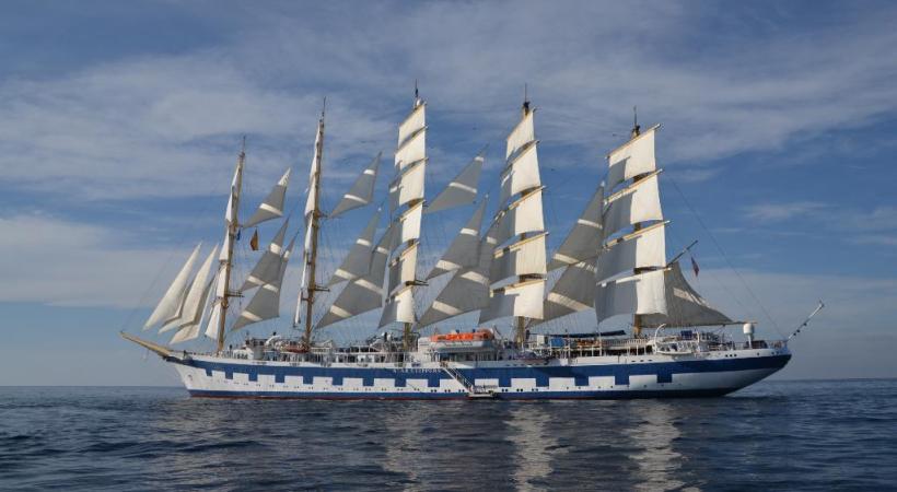 Le Royal Clipper offre au vent plus de 5000 mètres carrés de voilure pour le plus grand plaisir des passagers. Le pont vu du mât. Des marins équilibristes. Lever de soleil près de Minorque. 