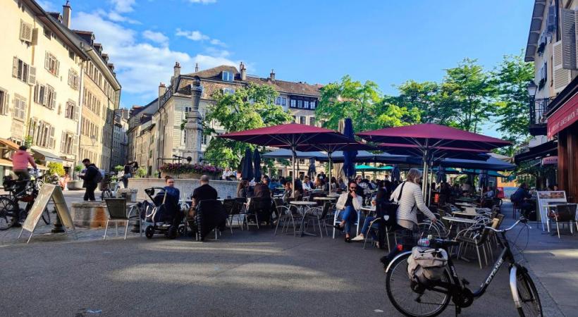 La place du Bourg-de-Four est un lieu très prisé des Genevois et des touristes. MP