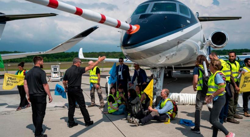 Mardi 23 mai, des activistes ont occupé une partie du tarmac. De quoi entraîner l’arrêt  du trafic aérien durant une heure. FLICKR/GREENPEACE