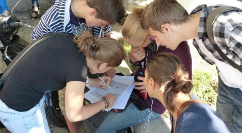 Les touristes et les jeunes raffolent  des énigmes dans les rues genevoises. DR 