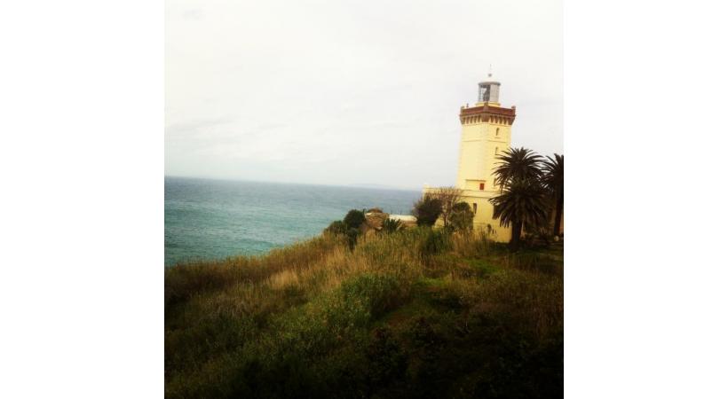 Vue sidérante sur la baie de Tanger. DR La place du Grand Socco. NB L’entrée d’un hôtel de la Casbah. NB 